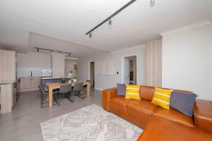 Dapur atau dapur kecil di Modern Loadshedding Free Apartment in Azure 22 by HMH