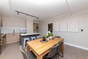 Dapur atau dapur kecil di Modern Loadshedding Free Apartment in Azure 22 by HMH +27 gambar