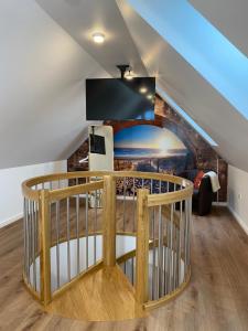 ein Wohnzimmer mit einer Treppe, einem Tisch und einem TV in der Unterkunft Rehburger Landhaus in Rehburg-Loccum