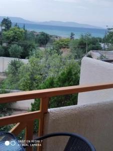 balcón con vistas a los árboles y al océano en Santi house, en Souvala