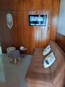 un soggiorno con divano e TV a schermo piatto di Omah Medina a Klaten