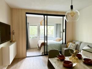 ein Wohnzimmer mit einem Zimmer mit einem Bett und einem Esstisch in der Unterkunft Snowest Travels - City Home ll in Rovaniemi