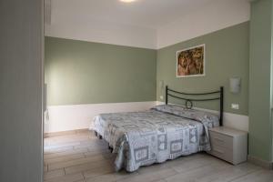 una camera da letto con un letto coperto di Appartamenti Residence Tulipano a Sirmione