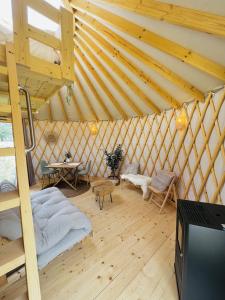 a room with a bed and a tv in a yurt at Magnolia Hoeve - Unieke Bestemming voor Paardenliefhebbers en Bijzondere Overnachtingen in de natuur in Ledeacker +60 photos
