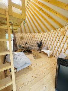 a room with a bed in a yurt at Magnolia Hoeve - Unieke Bestemming voor Paardenliefhebbers en Bijzondere Overnachtingen in de natuur in Ledeacker +80 photos