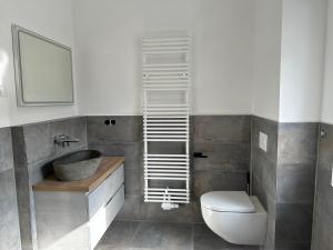 uma casa de banho com um lavatório e um WC em Villa Schellhase em Werder