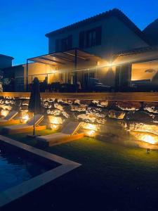 ein Haus mit Lichtern neben einem Pool in der Nacht in der Unterkunft Villa Azur in La Valette-du-Var