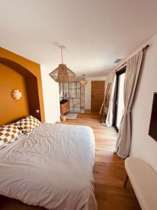 ein Schlafzimmer mit Bett und ein Wohnzimmer in der Unterkunft Villa Azur in La Valette-du-Var + 13 Fotos