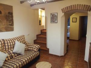 Posezení v ubytování Casa Luciíta: Agradable con chimenea, patio y BBQ.