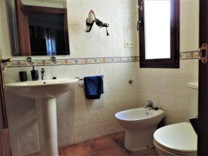 Kúpeľňa v ubytovaní APARTAMENTOS CASERIA DE COMARES