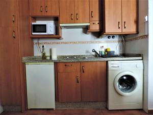 Kuchyňa alebo kuchynka v ubytovaní APARTAMENTOS CASERIA DE COMARES + 37 fotografií