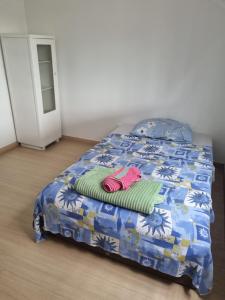 A bed or beds in a room at Quarto duplo em Bacaxa