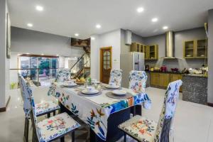 uma sala de jantar com mesa e cadeiras e uma cozinha em Patong Villa1：3卧泳池别墅【两个海景房】 近班赞江西冷海滩【中文管家】提供摩托车 em Praia de Patong