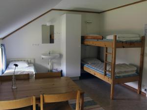 Katil dua tingkat atau katil-katil dua tingkat dalam bilik di Öje Vandrarhem & Turistgård