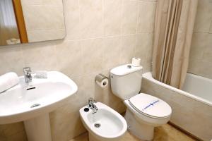 La salle de bains est pourvue de toilettes et d'un lavabo. dans l'établissement Homenfun Barcelona Sagrada Familia Lepanto, à Barcelone