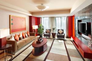 uma sala de estar com um sofá e uma televisão em Sheraton Wenzhou Hotel em Wenzhou