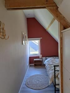 Zimmer im Dachgeschoss mit einem Bett und einem Fenster in der Unterkunft Family House Wakker in Eemnes