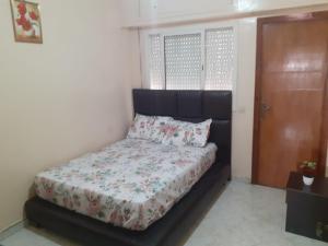 a bed with a black headboard in a bedroom at Appartement Sidi Maarouf in Casablanca