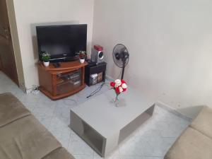 a living room with a couch and a tv at Appartement Sidi Maarouf in Casablanca