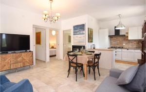 eine Küche und ein Esszimmer mit einem Tisch und Stühlen in der Unterkunft 2 Bedroom Beautiful Home In Poggio Nativo in Poggio Nativo