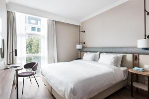 Letto o letti in una camera di Tapestry by Hilton Ambasciatori Hotel
