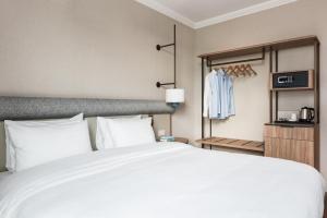 Letto o letti in una camera di Tapestry by Hilton Ambasciatori Hotel
