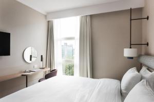 Letto o letti in una camera di Tapestry by Hilton Ambasciatori Hotel