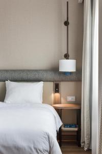 Letto o letti in una camera di Tapestry by Hilton Ambasciatori Hotel