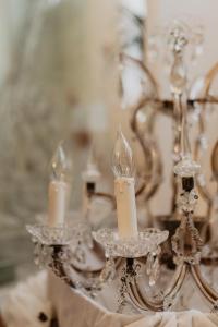 una lámpara de araña con tres velas sobre una mesa en Boutique Hotel Museumkwartier, en Utrecht