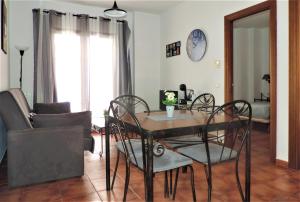 Posedenie v ubytovaní APARTAMENTOS CASERIA DE COMARES