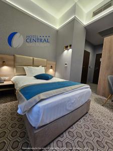 Tempat tidur dalam kamar di Central Hotel Sofia