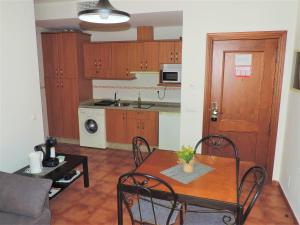 Kuchyňa alebo kuchynka v ubytovaní APARTAMENTOS CASERIA DE COMARES