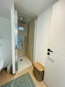 クールシュヴェルにあるDomaine l’Ariondaz 1650, Charmant T2のシャワー、トイレ、洗面台を備えたバスルーム