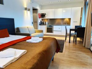Habitación de hotel con cama y cocina en Levi Suites Levi Gold, en Levi