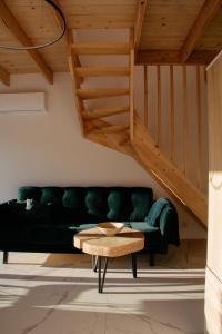 salon z zieloną kanapą i stołem w obiekcie Gwiazda Mogielicy basen & balia, sauna w mieście Słopnice