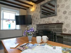 TV a/nebo společenská místnost v ubytování Spacious Cottage in central Benllech with parking - Pass the Keys