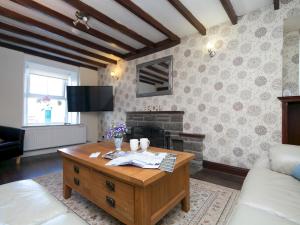 Posezení v ubytování Spacious Cottage in central Benllech with parking - Pass the Keys