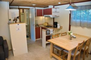 Les chalets de Gaillac的厨房或小厨房
