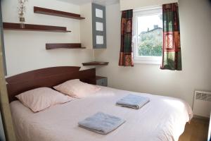 Postel nebo postele na pokoji v ubytování Les chalets de Gaillac + 26 fotografií
