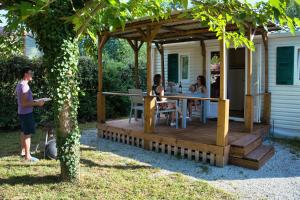 Les chalets de Gaillac外面的花园