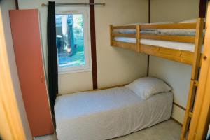 Les chalets de Gaillac客房内的一张或多张床位