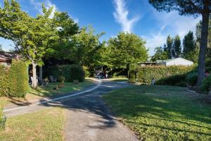 Les chalets de Gaillac外面的花园