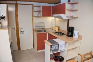 Les chalets de Gaillac的厨房或小厨房