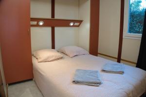 Les chalets de Gaillac客房内的一张或多张床位