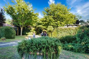 Les chalets de Gaillac外面的花园
