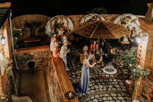 una vista aérea de una ceremonia de boda en un edificio antiguo en Wellness Apartment, Spa i Sauna, 