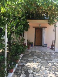uma porta da frente de uma casa com um pátio de pedra em Guest house Luli Strumi em Berat