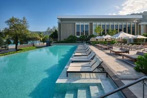 Bazén v ubytování Four Points by Sheraton Phuket Patong Beach Resort nebo v jeho okolí