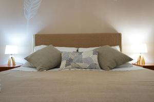 łóżko z 2 lampami i 2 poduszkami w obiekcie BED&BOOK Palazzo Cutelli w mieście Palermo