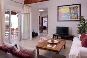 un soggiorno con divano e tavolo di Beautiful Villa Ambar a Puerto del Carmen